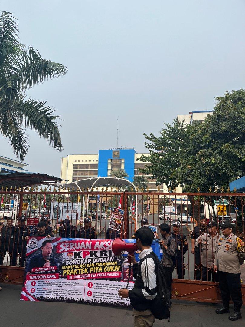 AKSI JILID II! FROM MAHASISWA MADURA GEMPUR BEA CUKAI, LANJUTKAN DESAKAN KE BEA dan CUKAI PUSAT: BONGKAR DUGAAN PERMAINAN PITA CUKAI DI MADURA